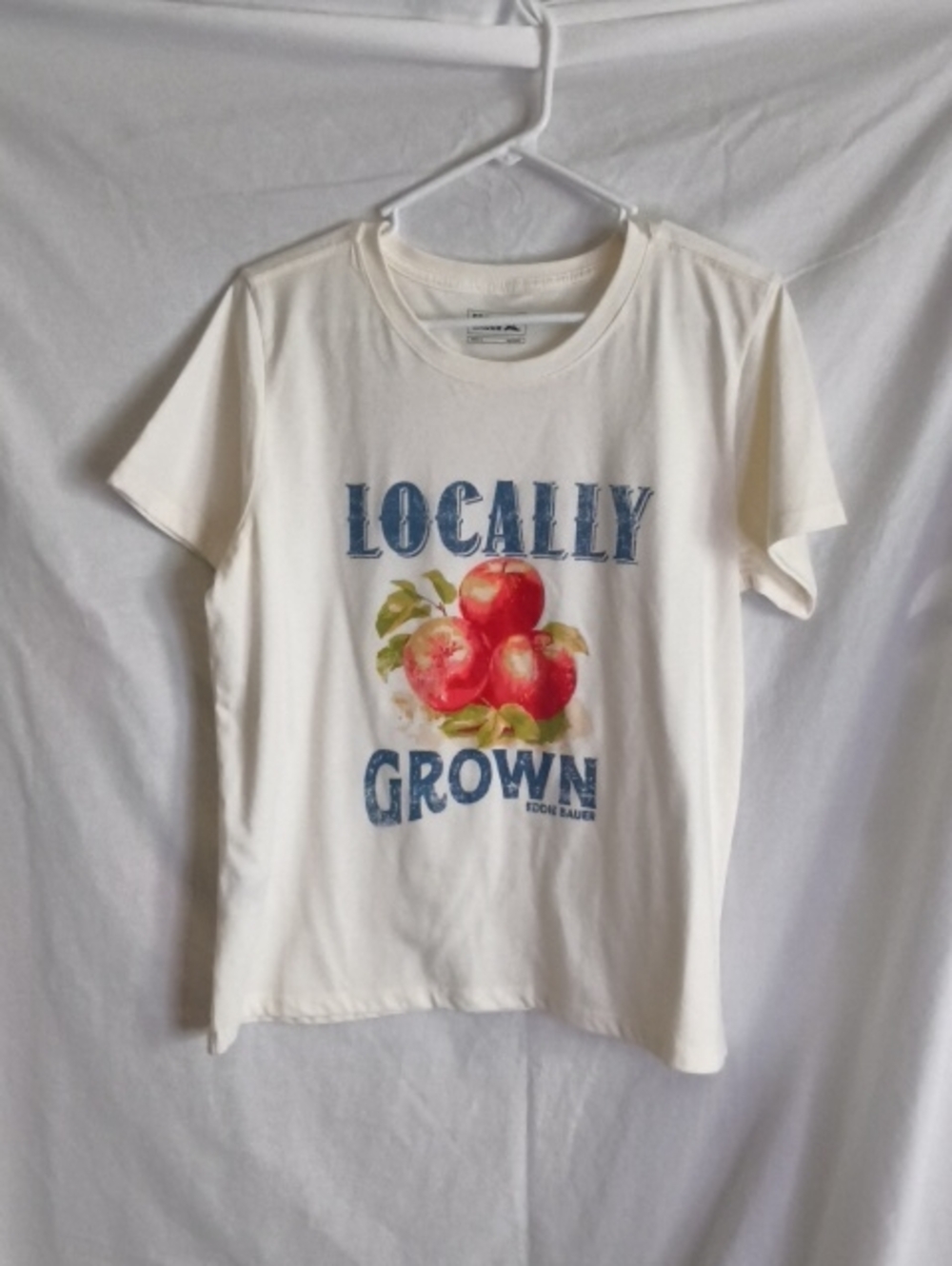 Eddie Bauer Cream Short Sleeve Tee with Apple Graphic Large